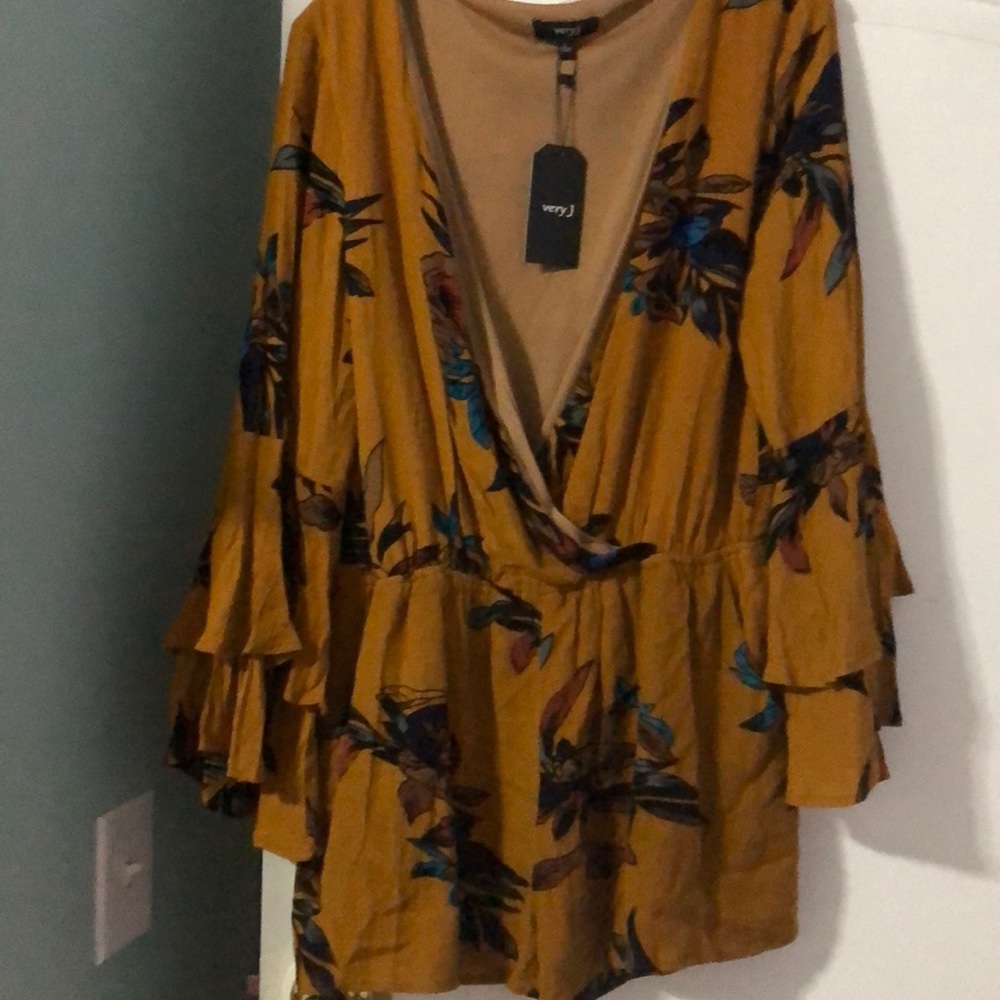 Floral short romper new worn Size L
